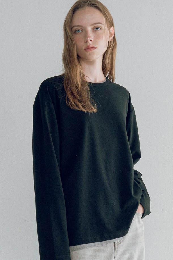 [25FW] A3553 에센셜 롱 슬리브는 여성용 티셔츠로, 베이직하고 미니멀한 스타일을 추구합니다. 화이트, 그레이 멜란지, 블랙, 쿠아요네 4가지 컬러로 출시되었으며, 사계절 내내 활용 가능한 실용적인 아이템입니다. 부드러운 촉감의 레이온, 면, 아크릴, 폴리우레탄 혼방 소재로 제작되어 편안한 착용감을 선사하며, 릴랙스핏과 드롭숄더 패턴으로 자연스러운 실루엣을 연출합니다. 긴소매 라운드넥 디자인으로, 단독 또는 이너로 활용 가능하며, 집콕룩, 데이트룩 등 다양한 TPO에 맞춰 미니멀, 캐주얼, 클래식 스타일을 완성할 수 있습니다.
