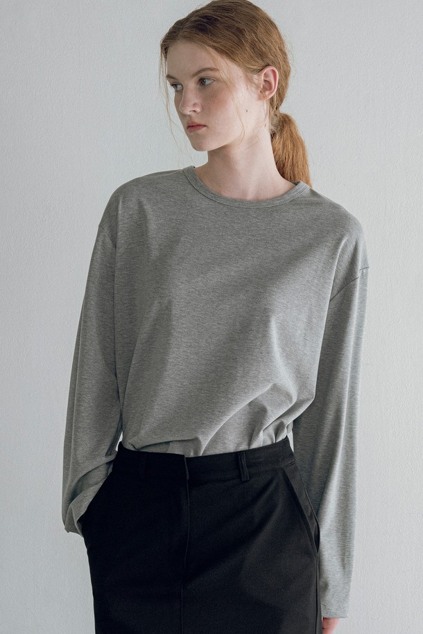 **[25FW] A3553 에센셜 롱 슬리브**는 여성의 일상, 데이트룩, 카페룩에 어울리는 티셔츠입니다. 부드러운 촉감의 레이온, 면, 아크릴, 폴리우레탄 혼방 소재로 제작되어 사계절 내내 활용 가능합니다. 릴랙스 핏과 라운드넥 디자인, 무지 패턴에 드롭숄더 디테일을 더해 미니멀하고 캐주얼한 스타일을 연출합니다. 얇은 두께감으로 단독 또는 이너로 활용 가능하며, 자연스러운 드레이핑과 신축성으로 편안한 착용감을 선사합니다. 화이트, 그레이 멜란지, 블랙 세 가지 컬러로 폭넓은 코디를 완성해보세요.
