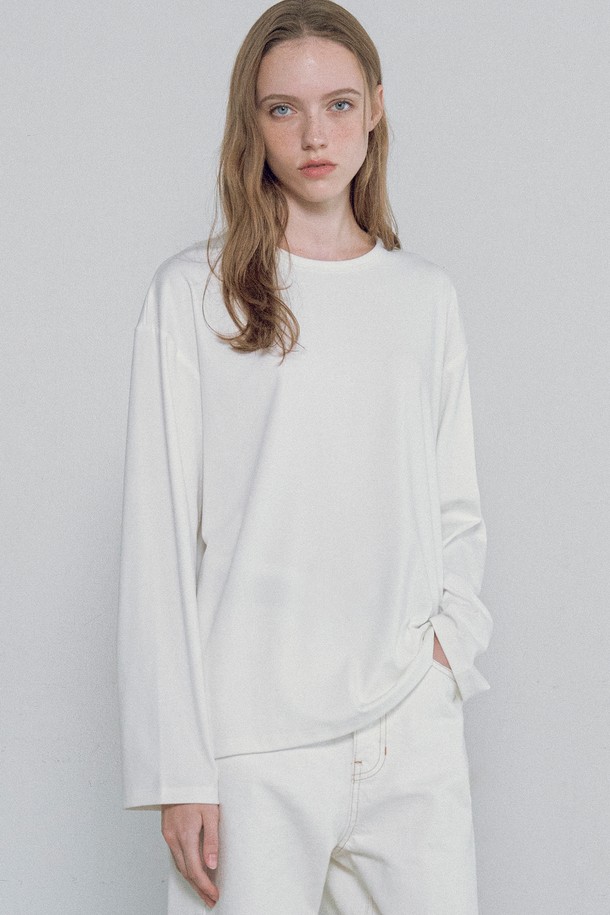 **[25FW] A3553 에센셜 롱 슬리브**는 부드러운 촉감의 레이온 혼방 소재로 제작되어 편안한 착용감을 선사합니다. 여성용 티셔츠로, 미니멀하고 베이직한 스타일을 연출하며, 드롭숄더 디자인과 신축성 있는 소재로 활동성을 더했습니다. 라운드넥에 긴소매 기장으로, 얇은 두께감 덕분에 사계절 내내 활용 가능하며, 단독 또는 이너로도 활용하기 좋습니다. 집콕룩, 데이트룩 등 다양한 TPO에 맞춰 미니멀, 캐주얼, 클래식 스타일을 완성할 수 있습니다. 화이트, 그레이 멜란지, 블랙 세 가지 컬러로 만나보세요.
