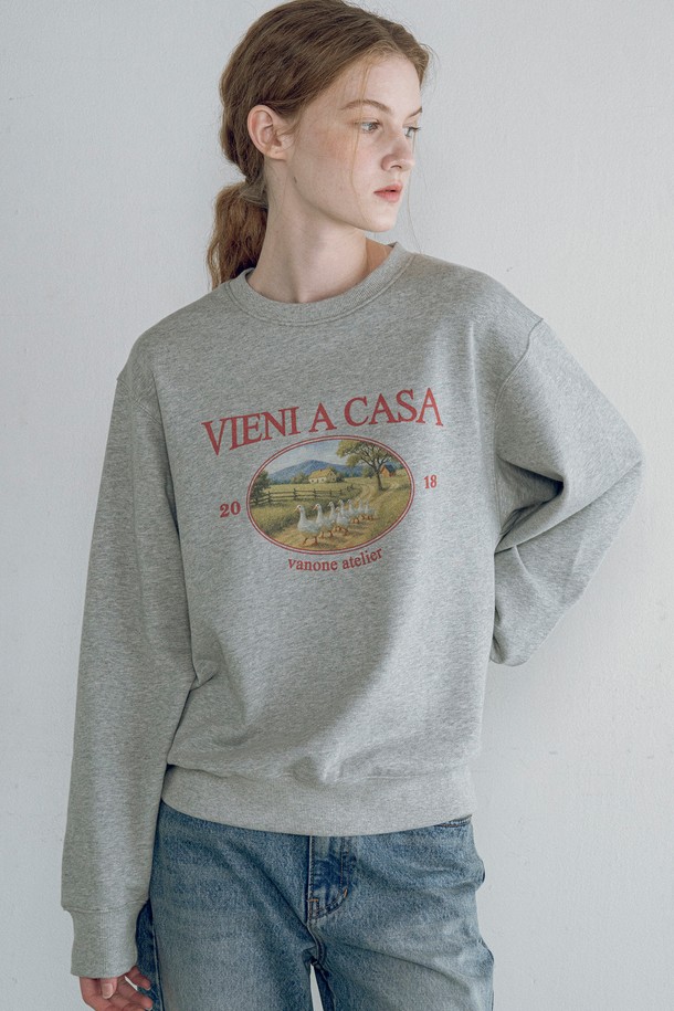 [25FW] 비에니 아 카사 (VIENI A CASA) heritage 스웨트 셔츠는 가을과 겨울에 어울리는 캐주얼 스타일의 상의입니다. 릴랙스 핏으로 편안한 착용감을 선사하며, 부드러운 면 소재로 제작되어 촉감이 좋습니다. 라운드넥 디자인에 립 디테일의 네크라인과 소매단이 특징이며, 안정적인 실루엣을 연출합니다. 그레이 컬러의 프린트 무늬가 돋보이며, 데님 팬츠나 스커트 등 다양한 하의와 매치하여 미니멀하면서도 개성 있는 스타일을 완성할 수 있습니다.
