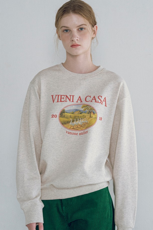 [25FW] A3554 비에니 아 카사 heritage 스웨트 셔츠는 부드러운 면 소재로 제작되어 편안한 착용감을 선사합니다. 그레이 멜란지 컬러에 릴랙스 핏과 루즈핏으로 디자인되어 캐주얼하고 베이직한 스타일을 연출합니다. 라운드넥, 긴소매, 두꺼운 두께감으로 가을, 겨울철 데일리룩과 집콕룩, 산책룩에 활용하기 좋습니다. 립 디테일 네크라인과 소매단, 아트워크 디테일이 돋보이는 디자인으로, 미니멀하고 클래식한 무드를 더합니다.
