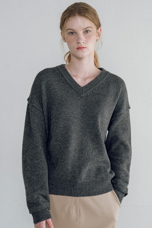 [25FW] KN4266 컷아웃 브이넥 니트는 여성용 니트/스웨터로, 가을과 겨울에 착용하기 좋습니다. 차콜, 아이보리, 레드 세 가지 색상으로 출시되었으며, 베이직하고 미니멀한 스타일을 추구하는 분들께 적합합니다. 부드러운 촉감의 나일론, 울, 아크릴 혼방 소재로 제작되어 따뜻하고 편안한 착용감을 선사합니다. 릴랙스 핏에 긴소매, 두꺼운 두께감의 브이넥 디자인으로, 컷아웃 디테일이 더해져 세련된 분위기를 연출합니다. 데이트룩과 겨울 데일리룩에 활용하기 좋으며, 클래식, 미니멀, 캐주얼 등 다양한 스타일을 소화할 수 있습니다.
