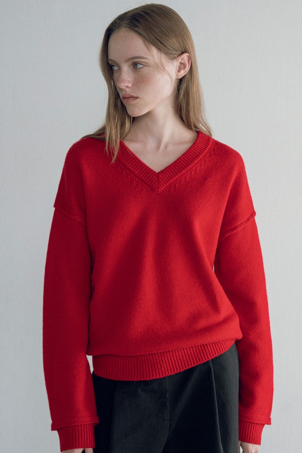 "[25FW] KN4266 컷아웃 브이넥 니트"는 간절기에 적합한 여성용 니트/스웨터입니다. 릴랙스핏으로 편안하게 착용 가능하며, 부드러운 촉감의 나일론, 울, 아크릴 혼방 소재로 제작되었습니다. 얇은 두께감과 컷아웃 디테일, 밑단으로 갈수록 좁아지는 디자인이 특징이며, 베이직한 스타일로 데이트룩, 카페룩 등 다양한 TPO에 활용할 수 있습니다. 차콜, 아이보리, 레드 세 가지 컬러로 출시되어 미니멀, 클래식, 캐주얼 등 폭넓은 스타일 연출이 가능합니다. 긴소매 브이넥 디자인으로, 자연스러운 실루엣을 연출합니다.
