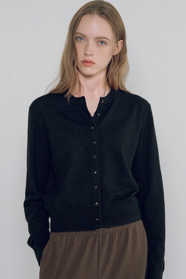 [25FW] KN4268 에센셜 라운드 카디건은 여성 의류로, 차콜, 블루, 레드, 브라운, 블랙 5가지 색상으로 출시되었습니다. 봄, 가을에 활용하기 좋은 얇은 두께의 라운드넥 카디건입니다. 아크릴, 나일론, 울 혼방 소재로 제작되어 부드러운 촉감을 선사하며, 레귤러핏과 긴 소매 기장으로 편안하게 착용 가능합니다. 심플한 디자인과 무지 패턴으로 제작되어 데이트룩, 카페룩 등 다양한 TPO에 미니멀, 클래식, 캐주얼 스타일로 연출하기 좋습니다.
