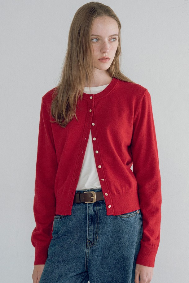 **[25FW] KN4268 에센셜 라운드 카디건**은 여성 의류로, 봄, 가을에 착용하기 좋은 얇은 두께의 라운드넥 카디건입니다. 베이직하고 미니멀한 스타일로, 차콜, 블루, 레드, 브라운, 블랙 등 다채로운 컬러로 출시되었습니다. 부드러운 촉감의 아크릴, 나일론, 울 혼방 소재로 제작되었으며, 레귤러핏에 긴 소매 기장으로 디자인되었습니다. 데이트룩, 카페룩 등 다양한 TPO에 맞춰 미니멀, 클래식, 캐주얼 스타일을 연출할 수 있으며, 단추 여밈으로 간편하게 착용 가능합니다. 심플하고 깔끔한 디자인으로 다양한 스타일링이 가능한 데일리 아이템입니다.
