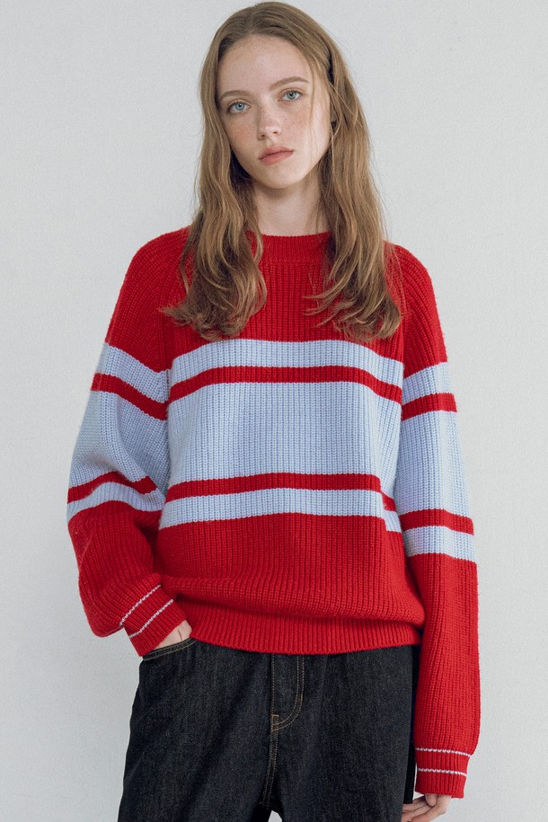 **[25FW] KN4269 스트라이프 래글런 니트**는 부드러운 촉감의 나일론, 울, 아크릴 혼방 소재로 제작되어 가을, 겨울 시즌 따뜻하게 착용하기 좋은 여성 니트입니다. 그레이 멜란지, 아이보리, 레드의 세련된 배색 스트라이프 패턴이 돋보이며, 라운드넥과 루즈핏 디자인으로 편안한 착용감을 선사합니다. 래글런 소매 디자인과 입체적인 텍스처 패턴이 더해져 자연스러운 실루엣을 연출하며, 다양한 하의와 코디하여 캐주얼, 미니멀 스타일을 완성할 수 있습니다. 겨울 데일리룩, 집콕룩, 카페룩 등 다양한 TPO에 활용하기 좋은 활용도 높은 아이템입니다.
