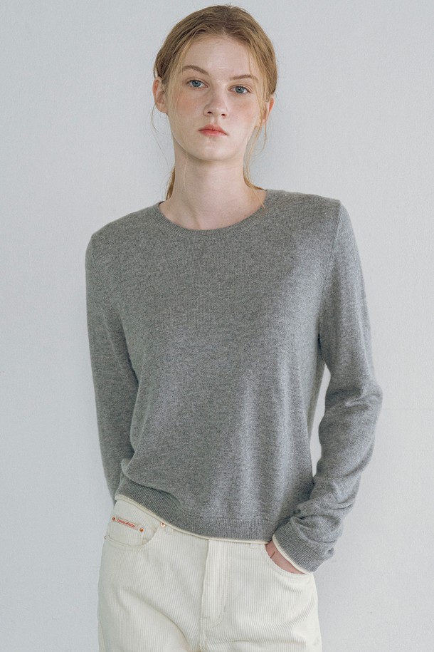 [25FW] KN4271 울 블렌드 레이어드 니트는 여성용 니트/스웨터입니다. 가을과 겨울에 착용하기 좋으며, 베이직하고 미니멀한 스타일을 연출합니다. 그레이 컬러의 레귤러 핏 긴소매 제품으로, 라운드넥 디자인에 두꺼운 두께감과 부드러운 촉감이 특징입니다. 나일론, 레이온, 울, 캐시미어 혼방 소재로 제작되었으며, 소매와 밑단에 레이어드 디테일을 더해 단독 또는 레이어드하여 다양한 스타일링이 가능합니다. 겨울 데일리룩, 집콕룩, 모임룩 등 다양한 TPO에 클랙식, 미니멀, 캐주얼 무드로 코디할 수 있습니다.
