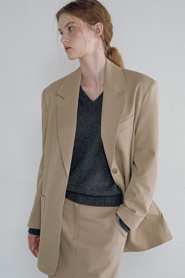 **[25FW] 오버사이즈 블레이저**

베이지와 블랙 두 가지 색상으로 출시된 [25FW] 오버사이즈 블레이저는 여성 고객을 위한 아우터입니다. 봄, 가을 시즌에 적합하며, 데일리룩 또는 일상복으로 활용하기 좋습니다. 클래식과 캐주얼 스타일을 모두 아우르는 무지 디자인의 레귤러 기장 블레이저로, 싱글 버튼 여밈과 오버핏 실루엣이 특징입니다. 부드러운 촉감의 폴리에스테르, 레이온, 폴리우레탄 혼방 소재에 얇은 두께감으로 편안하게 착용할 수 있으며, 소매 커프스 안감의 스트라이프 패턴이 돋보입니다. 오피스룩, 비즈니스 캐주얼, 모임룩에 적합하며, 미니멀한 스타일 연출에도 용이합니다.
