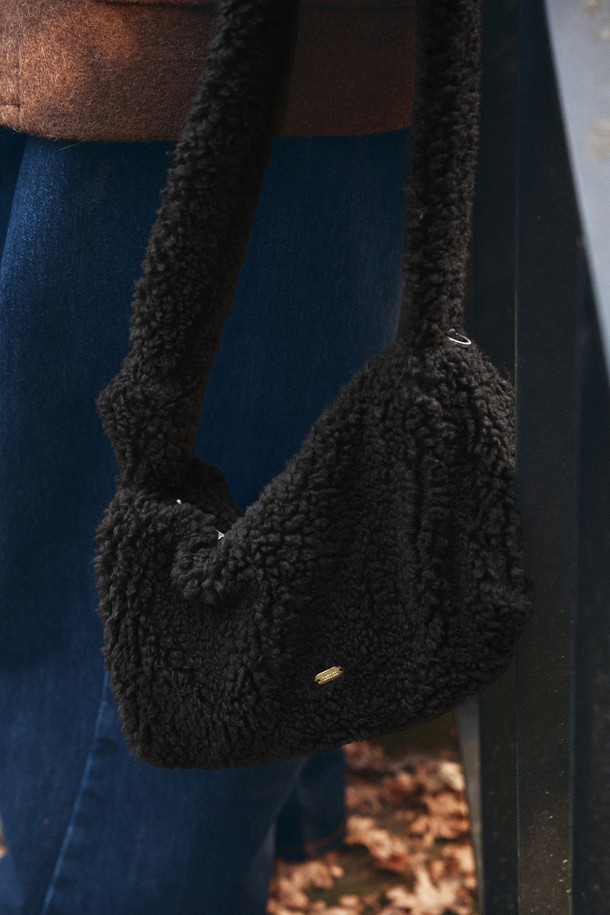 [25WINTER] B3019 양털 스퀘어백은 부드러운 양털 소재로 제작되어 따뜻함과 스타일을 동시에 만족시키는 여성용 스퀘어백입니다. 미디엄 사이즈에 무지 패턴, 블랙 컬러로 어떤 스타일에도 잘 어울리며, 출근룩과 모임룩에 시크하고 클래식한 분위기를 더해줍니다. 사각형 모양의 디자인에 양털 소재가 돋보이며, 미니멀한 스타일을 선호하는 분들께 추천합니다. 데일리백으로 활용하기 좋아 겨울철 패션을 더욱 풍성하게 만들어 줄 것입니다.
