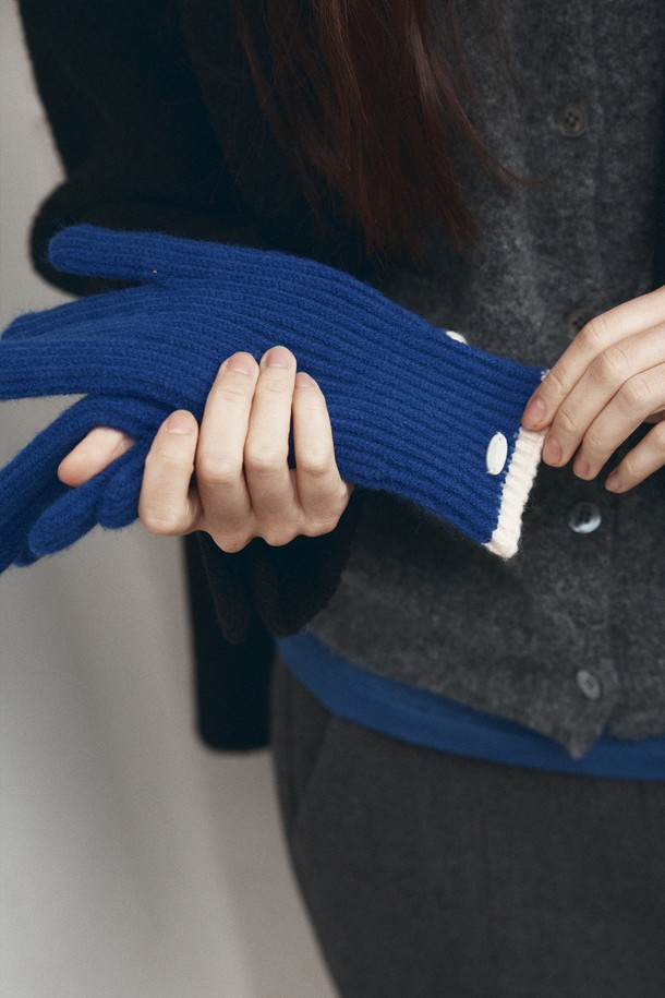 [25WINTER] B3018 핑거홀 니트 글러브는 겨울철 추위로부터 손을 보호해주는 따뜻한 장갑입니다. 부드러운 니트 소재로 제작되어 편안한 착용감을 선사하며, 네이비 색상으로 어떤 스타일에도 잘 어울립니다. 손가락 구멍이 있어 실용성을 높였으며, 두꺼운 두께로 보온성을 강화했습니다. 캐주얼하고 미니멀한 디자인으로 일상복에 포인트를 더할 수 있습니다.
