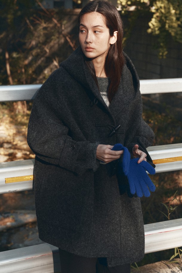 [25WINTER] O3761 알파카 더플 코트는 여성용 겨울 아우터로, 클래식하고 미니멀한 스타일을 연출합니다. 부드러운 촉감의 알파카 소재로 제작되어 두꺼운 두께감으로 따뜻함을 제공하며, 롱 기장의 레귤러핏으로 편안하게 착용 가능합니다. 블랙과 차콜 두 가지 색상으로 출시되었으며, 출근룩에 적합합니다. 토글 여밈 방식과 포켓 디테일이 돋보이는 더플 코트입니다.
