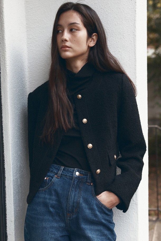 [25WINTER] O3757 알파카 트위드 재킷은 겨울철 여성의 우아함을 더해줄 클래식 스타일의 재킷입니다. 부드러운 촉감의 알파카와 울 혼방 소재로 제작되어 따뜻하고 고급스러운 착용감을 선사합니다. 블랙 컬러에 레귤러 핏, 긴 소매 기장으로 어떤 룩에도 쉽게 매치할 수 있으며, 골드 버튼 디테일이 세련된 포인트를 더합니다. 오피스룩, 모임룩, 연말 모임룩 등 다양한 TPO에 활용 가능하며, 미니멀하고 시크한 스타일을 연출하기 좋습니다.
