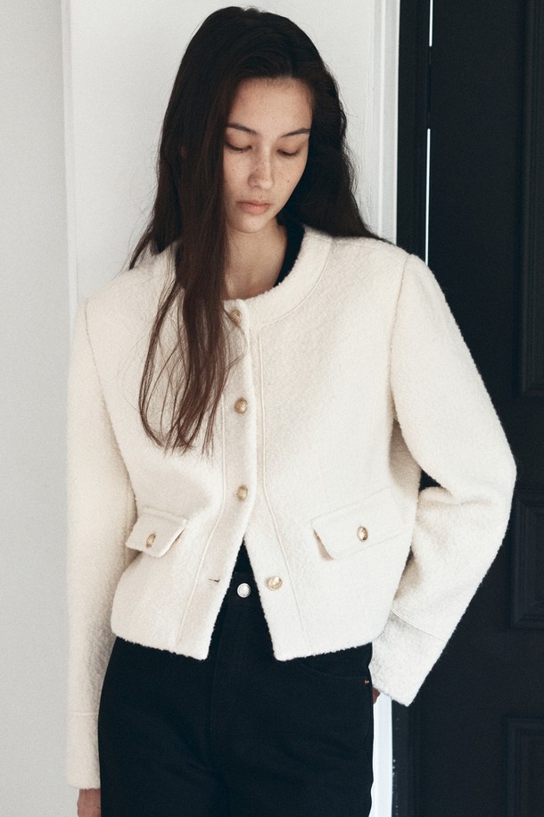 [25WINTER] O3757 알파카 트위드 재킷은 부드러운 촉감과 따뜻함을 선사하는 겨울철 여성용 재킷입니다. 미니멀하고 클래식한 스타일을 기반으로, 고급스러운 알파카와 트위드 소재가 조화롭게 어우러져 세련된 분위기를 연출합니다. 크롭 기장과 레귤러핏으로 제작되었으며, 화이트 컬러와 버튼 여밈 방식, 포켓 디테일이 특징입니다. 오피스룩, 모임룩, 데이트룩 등 다양한 TPO에 활용 가능하며, 클래식, 미니멀, 시크한 스타일을 즐기는 분들께 추천합니다.
