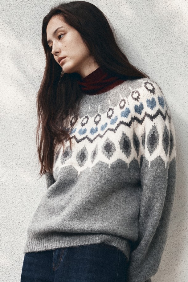 [25WINTER] KN4277 래글런 자카드 니트는 여성용 겨울 니트/스웨터로, 캐주얼한 스타일을 연출합니다. 부드러운 울 소재에 래글런 소매 디자인이 편안한 착용감을 선사하며, 레귤러 핏과 터틀넥이 따뜻함을 더합니다. 그레이와 네이비 두 가지 컬러로 출시되었으며, 자카드 패턴이 돋보이는 두꺼운 두께감의 니트입니다. 일상에서 편안하고 스타일리시하게 착용할 수 있는 아이템입니다.
