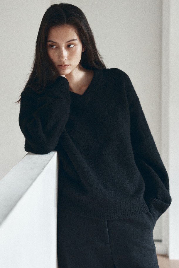 [25WINTER] KN4274 울 블렌드 브이넥 니트는 부드러운 촉감의 울 블렌드 소재로 제작되어 겨울철에도 따뜻하게 착용할 수 있습니다. 베이직하고 미니멀한 스타일로, 출근룩과 모임룩 모두에 잘 어울리며 클래식, 미니멀, 캐주얼 등 다양한 스타일을 연출하기 좋습니다. 레귤러 핏의 긴 소매 디자인과 브이넥 라인이 세련된 느낌을 더하며, 두꺼운 두께감으로 포근함을 선사합니다. 무지 디자인으로 어떤 하의와도 쉽게 매치하여 폭넓은 스타일링이 가능합니다.
