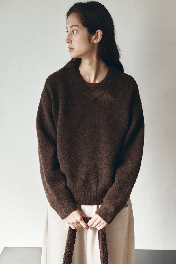 [25WINTER] KN4274 울 블렌드 브이넥 니트는 부드러운 촉감의 울 블렌드 소재로 제작되어 포근함을 선사하는 여성용 니트입니다. 베이직하고 미니멀한 디자인으로, 일상에서 편안하게 착용하기 좋습니다. 브라운 컬러와 긴 소매, 레귤러 기장으로 어떤 스타일에도 쉽게 매치할 수 있습니다. 두꺼운 두께감의 루즈핏 브이넥 니트로, 겨울철 따뜻하고 세련된 스타일을 연출해보세요.
