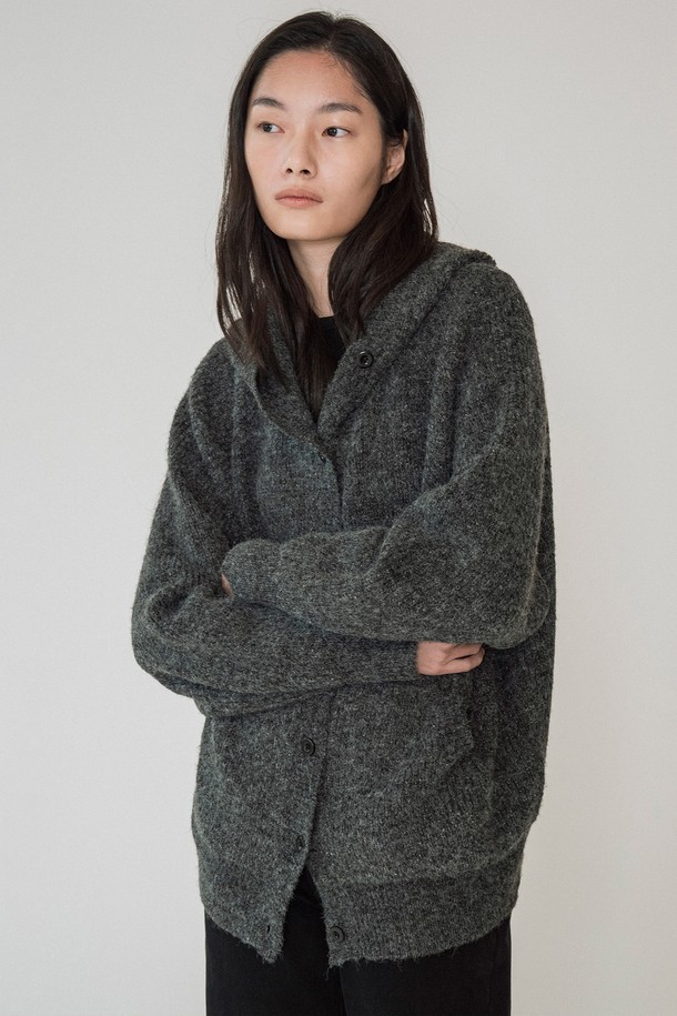 [25WINTER] KN4273 하이넥 후드 카디건은 부드러운 울 소재로 제작되어 포근한 착용감을 선사합니다. 차콜 그레이 컬러의 무지 디자인에 하이넥과 후드 디테일이 더해져 캐주얼하면서도 세련된 스타일을 연출합니다. 루즈핏의 긴 소매 기장으로 편안함을 강조하며, 오픈 스타일의 카디건으로 다양한 룩에 활용하기 좋습니다. 출근룩이나 모임룩 등 TPO에 맞춰 캐주얼, 클래식, 미니멀한 스타일을 즐겨보세요. 겨울 시즌, 따뜻함과 스타일을 동시에 만족시키는 아이템입니다.
