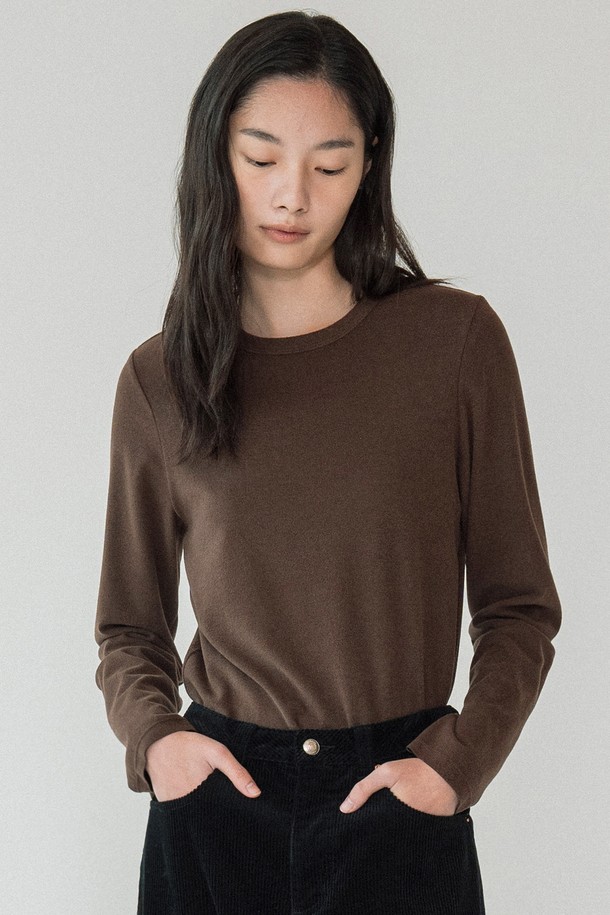 [25WINTER] A3559 에센셜 라운드 티셔츠는 여성용 겨울 티셔츠입니다. 부드러운 면 소재로 제작되어 편안한 착용감을 선사하며, 레귤러 핏과 라운드넥 디자인으로 어떤 스타일에도 잘 어울립니다. 베이직하고 미니멀한 스타일로, 일상 및 출근룩에 활용하기 좋습니다. 톤 다운된 브라운 컬러와 두꺼운 두께감으로 따뜻함을 더했습니다.
