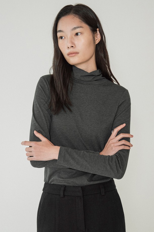 [25WINTER] A3558 피네스 터틀넥 티셔츠는 여성용 터틀넥 티셔츠입니다. 차콜 그레이 색상의 슬림핏 긴소매 디자인으로, 베이직하고 미니멀한 스타일을 연출합니다. 출근룩과 모임룩, 그리고 미니멀, 클래식, 캐주얼 스타일 모두에 잘 어울립니다. 겨울 시즌에 적합하며, 피네스 시리즈의 특징을 담아 제작되었습니다.
