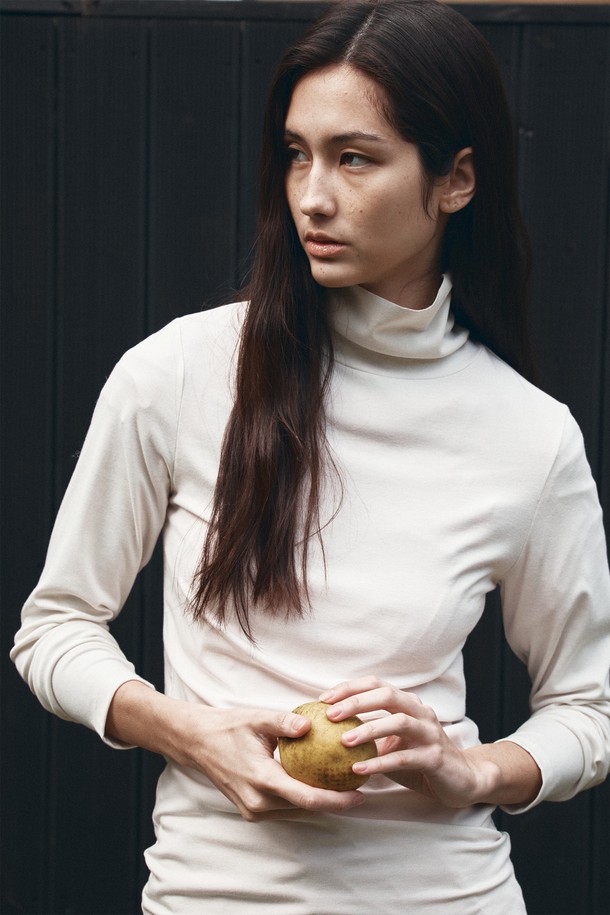 [25WINTER] A3558 피네스 터틀넥 티셔츠는 여성용 터틀넥 티셔츠로, 겨울철 데일리룩에 활용하기 좋은 아이템입니다. 부드러운 면 소재로 제작되어 편안한 촉감을 선사하며, 레귤러 핏과 긴 소매 기장으로 안정적인 착용감을 제공합니다. 베이직하고 미니멀한 스타일로, 출근룩을 포함한 다양한 스타일에 매치하기 용이합니다. 두꺼운 두께감의 무지 화이트 컬러 디자인으로, 겨울철 따뜻함과 스타일을 동시에 잡을 수 있습니다.
