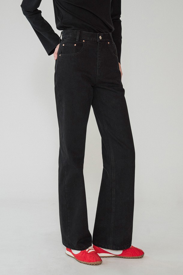 [25WINTER] P3277 플레어 블랙진은 겨울철 여성의 캐주얼, 미니멀, 클래식 스타일을 완성하는 데님 팬츠입니다. 와이드한 실루엣과 하이웨이스트 디자인으로 다리가 길어 보이는 효과를 줍니다. 두꺼운 두께감의 데님 소재와 무지 패턴의 블랙 컬러는 다양한 상의와 매치하기 용이하여 출근룩으로도 활용 가능합니다. 플레어 핏으로 세련된 분위기를 연출하며, 겨울 시즌 따뜻하게 착용할 수 있습니다.
