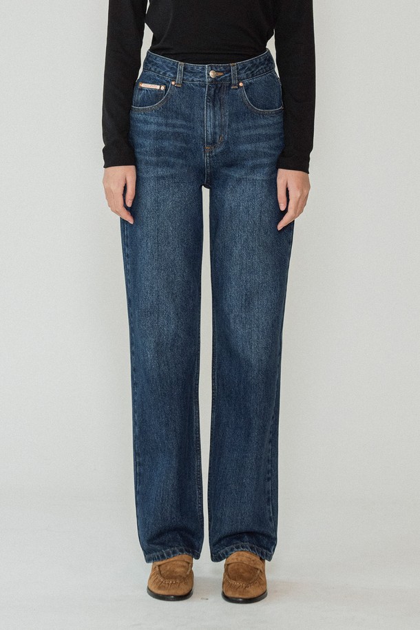 [25WINTER] P3271 슬림 스트레이트 데님은 겨울 시즌을 위한 여성 데님 팬츠입니다. 톤 다운된 블루 컬러의 무지 디자인으로, 베이직하고 미니멀한 스타일을 연출합니다. 두께감 있는 데님 소재로 제작되어 뻣뻣한 촉감을 주며, 슬림핏과 스트레이트 핏으로 다리 라인을 깔끔하게 잡아줍니다. 출근룩은 물론, 클래식하고 캐주얼한 스타일링에도 잘 어울리는 아이템입니다. 긴 기장으로 겨울철에도 따뜻하게 착용할 수 있습니다.
