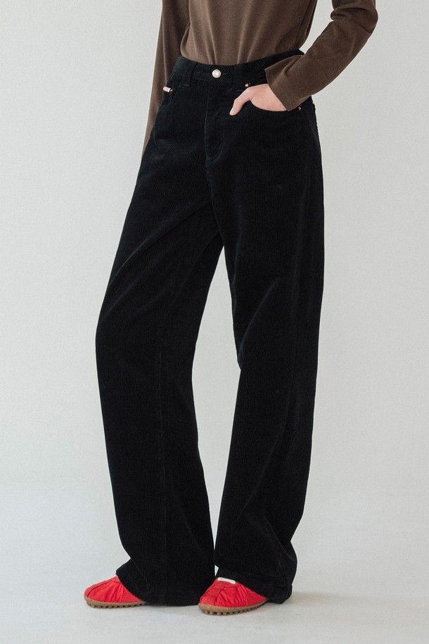 [25WINTER] P3270 와이드 코듀로이 팬츠는 겨울 시즌, 스타일리시함과 따뜻함을 동시에 잡을 수 있는 아이템입니다. 부드러운 촉감의 두꺼운 코듀로이 소재로 제작되어 넉넉한 루즈핏 와이드 실루엣을 연출합니다. 무지 디자인에 블랙 컬러로 어떤 상의와도 쉽게 매치하여 캐주얼, 미니멀, 클래식 등 다채로운 스타일을 소화할 수 있습니다. 넉넉한 핏과 긴 기장으로 편안함을 선사하며, 출근룩이나 모임룩으로 활용하기 좋습니다. 실용적인 포켓 디테일로 편의성을 더했습니다.
