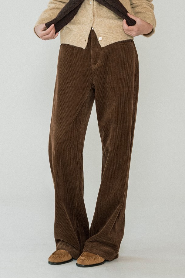 [25WINTER] P3270 와이드 코듀로이 팬츠는 부드러운 촉감의 코듀로이 소재로 제작되어 편안한 착용감을 선사합니다. 넉넉한 와이드 핏과 긴 기장으로 다리가 길어 보이는 효과를 주며, 캐주얼, 클래식, 미니멀 스타일 모두 소화 가능한 활용도 높은 아이템입니다. 겨울 시즌에 어울리는 두꺼운 두께감으로 따뜻하게 착용할 수 있으며, 무지 디자인의 브라운 컬러로 어떤 상의와도 매치하기 용이합니다. 여성분들의 일상룩에 세련된 포인트를 더해줄 코듀로이 바지입니다.
