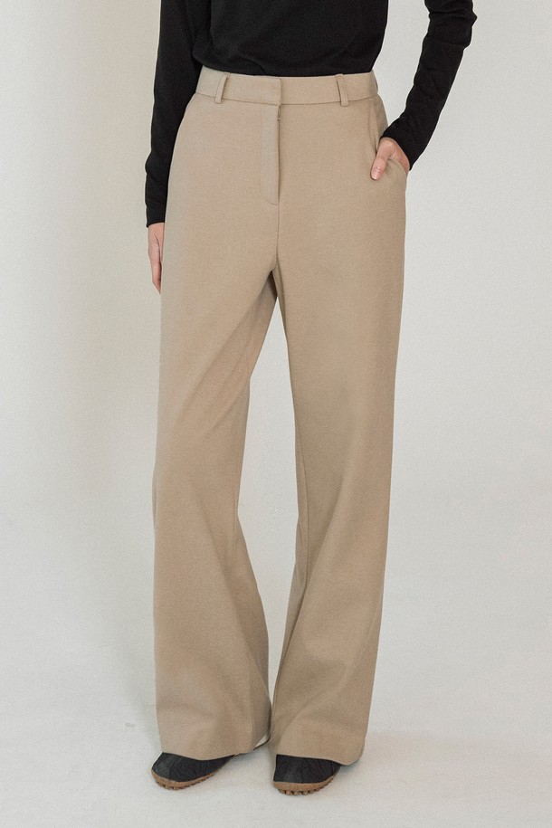 [25WINTER] P3269 기모 와이드 슬랙스는 겨울 시즌 여성 고객을 위해 디자인된 베이직 스타일의 슬랙스입니다. 따뜻하고 부드러운 기모 안감으로 제작되어 뛰어난 보온성을 제공하며, 루즈핏 와이드 스타일로 편안한 착용감을 선사합니다. 무지 디자인에 긴 기장으로 어떤 상의와도 쉽게 매치하여 캐주얼, 미니멀, 클래식 등 다양한 스타일을 연출할 수 있습니다. 톤 다운된 베이지 컬러는 겨울철 차분하고 세련된 룩을 완성해 줍니다. 
