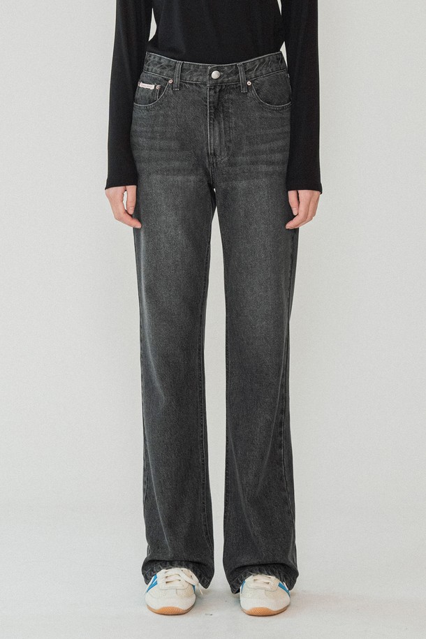 [25WINTER] P3268 로우 라이즈 플레어 진은 겨울 시즌, 블랙 컬러의 여성 데님 팬츠입니다. 일상 및 출근룩에 적합한 캐주얼, 미니멀, 클래식 스타일의 아이템으로, 뻣뻣한 촉감과 두꺼운 두께가 특징입니다. 로우 라이즈 핏에 플레어 디자인으로 다리 라인을 더욱 돋보이게 하며, 무지 패턴과 워싱 가공으로 세련된 느낌을 더했습니다. 데님 소재 특유의 견고함과 핏을 살려 겨울철에도 스타일리시하게 연출할 수 있습니다.
