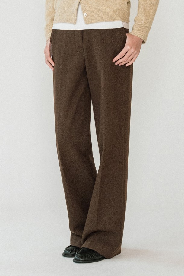 [25WINTER] P3267 에센셜 와이드 슬랙스는 겨울 시즌을 위한 공용 슬랙스로, 출근룩과 비즈니스 캐주얼에 적합합니다. 베이직하고 클래식한 스타일을 추구하는 분들께 추천하며, 미니멀한 무드를 연출하기 좋습니다. 부드러운 브라운 컬러의 무지 디자인에 와이드핏으로 편안함과 스타일리시함을 동시에 잡았습니다. 긴 기장의 와이드 슬랙스로, 에센셜한 겨울철 데일리룩을 완성해 보세요.
