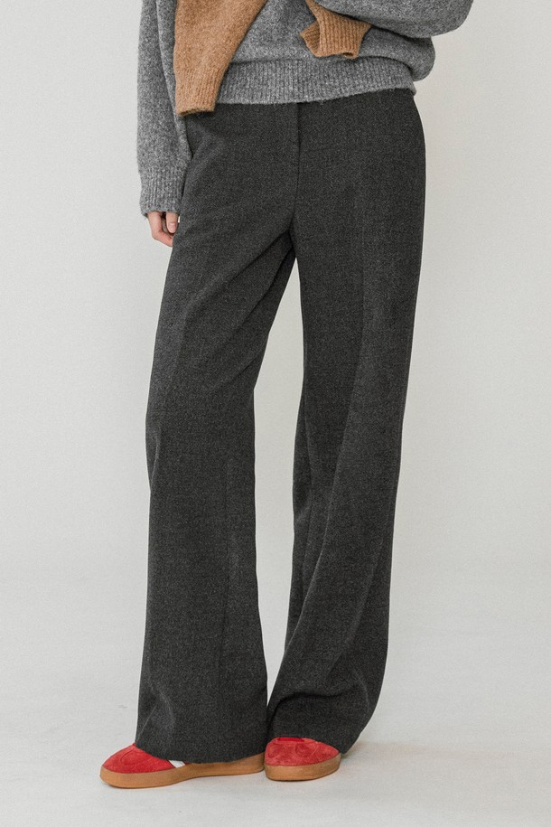 [25WINTER] P3267 에센셜 와이드 슬랙스는 겨울 시즌을 위한 남성용 슬랙스로, 베이직하고 미니멀한 스타일을 추구합니다. 부드러운 촉감의 폴리에스테르 소재로 제작되어 편안한 착용감을 선사하며, 넉넉한 루즈핏과 와이드 핏으로 트렌디한 실루엣을 연출합니다. 출근룩과 비즈니스 캐주얼은 물론, 클래식, 미니멀, 시크한 스타일을 즐기는 분들께 적합하며, 무지 디자인과 긴 기장으로 어떤 상의에도 잘 어울립니다. 에센셜 라인으로 출시되어, 기본에 충실한 활용도 높은 아이템입니다.
