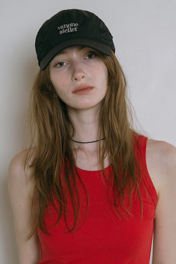 [25SS] B3017 로고 나일론 캡은 가벼운 착용감의 하이덴시티 나일론 소재로 제작되었으며, 통기성을 높이는 메쉬 안감이 특징입니다. 챙 넓이 7.5cm, 모자 깊이 10cm의 블랙 색상 캡모자로, 로고 자수 디자인과 사이즈 조절이 용이한 스냅백 스트랩이 돋보입니다. 일상용으로 적합하며, 여름철 활용하기 좋은 얇은 두께의 공용 캡모자입니다.
