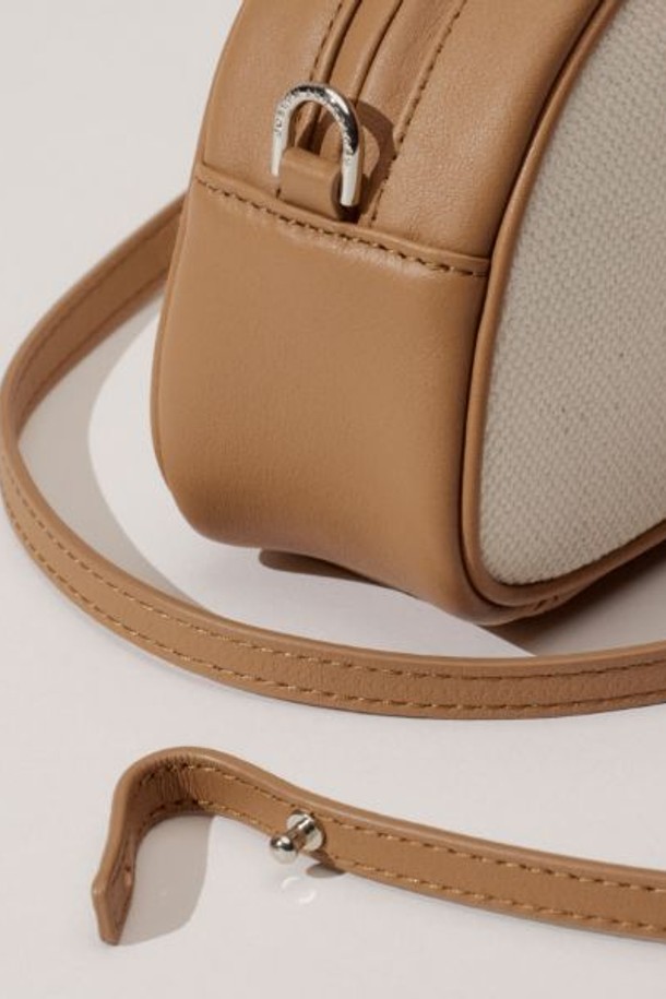 JOSEPH AND STACEY - 크로스백 - OZ Mini Half Moon Canvas Cross Bag Ivory_Pecan Brown