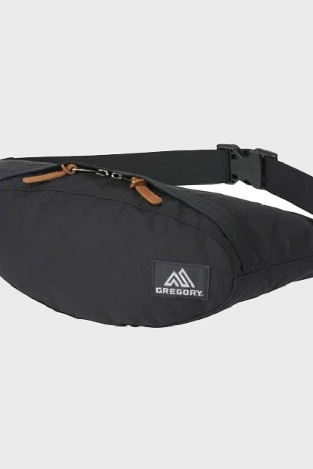 그레고리 테일러너 V2 - BLACK(08J29573)는 일상 및 여행에 적합한 남성용 웨이스트백입니다. 블랙 색상의 무지 디자인으로, 나일론 소재와 반원 형태가 특징입니다. 미디엄 사이즈로, 버클 디자인 장식과 지퍼형 잠금 방식으로 내용물을 안전하게 보관할 수 있습니다. 조절 가능한 스트랩과 로고 디테일이 돋보이며, 캐주얼, 미니멀, 시티보이 스타일의 여행룩과 휴가룩에 매치하기 좋습니다.
