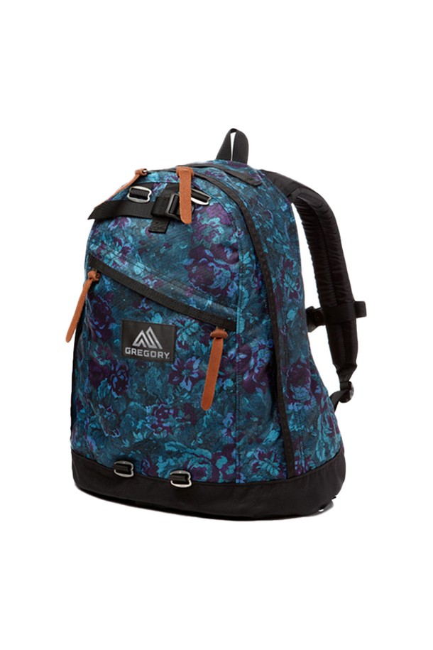 남성을 위한 그레고리 데이팩은 블루 타페스트리 패턴의 미디엄 사이즈 가방입니다. 26L 용량의 이 데이팩은 나일론 소재로 제작되었으며, 인체공학적 디자인과 메쉬 패딩 등판, 그리고 다양한 수납공간을 제공합니다. 하이킹, 일상, 아웃도어 활동에 적합하며 방수 기능까지 갖춘 크레센트 모양의 가방입니다.
