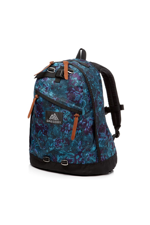 남성을 위한 그레고리 데이팩은 블루 타페스트리 패턴의 미디엄 사이즈 가방입니다. 26L 용량의 이 데이팩은 나일론 소재로 제작되었으며, 인체공학적 디자인과 메쉬 패딩 등판, 그리고 다양한 수납공간을 제공합니다. 하이킹, 일상, 아웃도어 활동에 적합하며 방수 기능까지 갖춘 크레센트 모양의 가방입니다.

