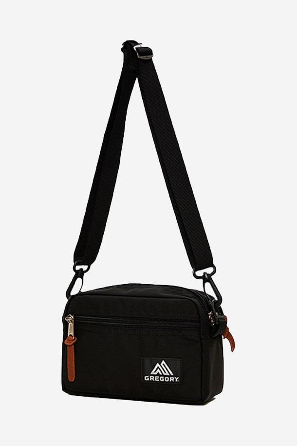 그레고리(Gregory) 패디드 숄더 파우치 S - 블랙(08J29122)는 미니멀하고 캐주얼한 스타일을 추구하는 여성에게 적합한 숄더백입니다. 나일론 소재로 제작되어 튼튼하며, 블랙 컬러와 로고 패턴이 세련된 느낌을 줍니다. 가방 내부에 실용적인 수납공간이 마련되어 있으며, 조절 가능한 스트랩으로 크로스백 형태로도 활용 가능합니다. 사각형 디자인에 지퍼 잠금 방식으로 소지품을 안전하게 보관할 수 있어 일상과 여행에서 모두 유용하게 사용할 수 있습니다. 스몰 사이즈로 휴대성이 뛰어나 데일리백으로 활용하기 좋습니다.
