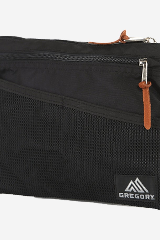 그레고리 사코슈 M - 블랙(07J29163)는 여성용 미디엄 사이즈 사코슈입니다. 블랙 컬러의 나일론 소재로 제작되었으며, 캐주얼 및 스포티한 스타일을 연출합니다. 사각 모양에 로고 패턴이 특징이며, 스냅 버튼 잠금 방식과 메쉬 포켓, 핸들을 갖추어 실용성을 더했습니다. 일상 또는 아웃도어 활동에 적합하며, 크로스백 형태로 편리하게 사용 가능합니다. 메인 수납공간과 추가 포켓이 있어 수납력을 높였습니다.
