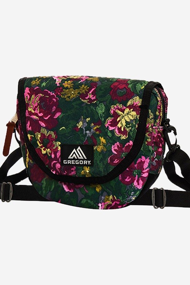 그레고리 래핑 숄더 크로스백 - GARDEN TAPESTRY(08J12422)는 플라워 프린트가 돋보이는 미디엄 사이즈의 여성 크로스백입니다. 그린, 핑크, 블랙 세 가지 색상으로 출시되었으며, 폴리에스테르 소재로 제작되어 가볍고 내구성이 뛰어나며, 내부 포켓과 전면 수납 공간, D링 부착, 보강된 바닥면으로 실용성을 더했습니다. 2.5L 용량으로 넉넉한 수납이 가능하며, 지퍼형 잠금 방식으로 소지품을 안전하게 보관할 수 있어 데이트룩, 쇼핑룩 등 캐주얼, 걸리시, 미니멀 스타일을 즐겨 입는 여성에게 적합합니다.
