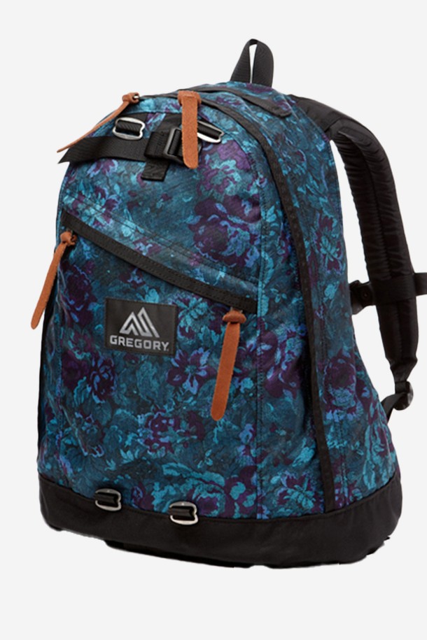 남성을 위한 그레고리 데이팩은 블루 타페스트리 패턴의 미디엄 사이즈 가방입니다. 26L 용량의 이 데이팩은 나일론 소재로 제작되었으며, 인체공학적 디자인과 메쉬 패딩 등판, 그리고 다양한 수납공간을 제공합니다. 하이킹, 일상, 아웃도어 활동에 적합하며 방수 기능까지 갖춘 크레센트 모양의 가방입니다.
