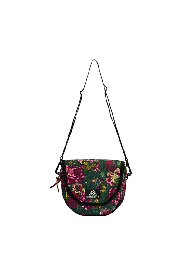 그레고리 래핑 숄더 크로스백 - GARDEN TAPESTRY(08J12422)는 플라워 프린트가 돋보이는 미디엄 사이즈의 여성 크로스백입니다. 그린, 핑크, 블랙 세 가지 색상으로 출시되었으며, 폴리에스테르 소재로 제작되어 가볍고 내구성이 뛰어나며, 내부 포켓과 전면 수납 공간, D링 부착, 보강된 바닥면으로 실용성을 더했습니다. 2.5L 용량으로 넉넉한 수납이 가능하며, 지퍼형 잠금 방식으로 소지품을 안전하게 보관할 수 있어 데이트룩, 쇼핑룩 등 캐주얼, 걸리시, 미니멀 스타일을 즐겨 입는 여성에게 적합합니다.

