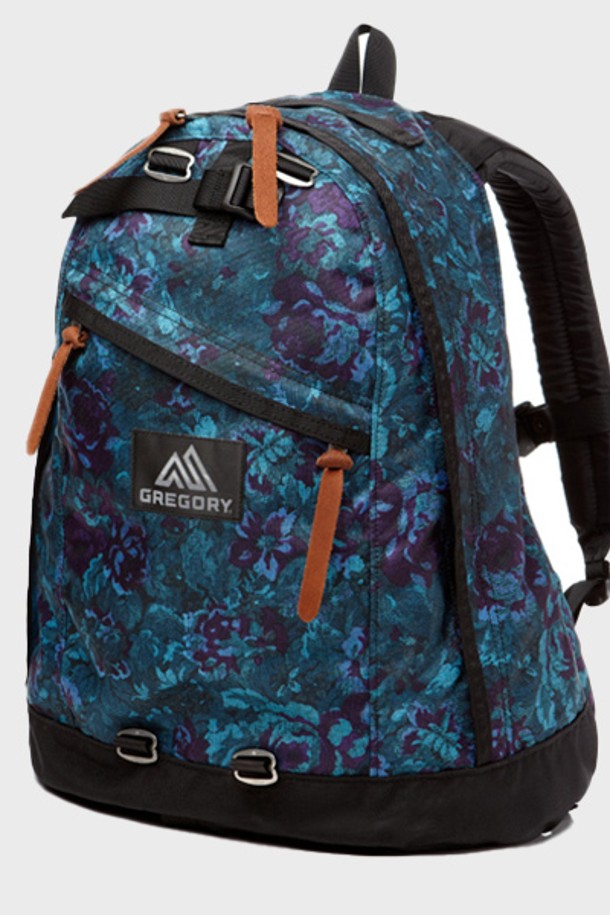 남성을 위한 그레고리 데이팩은 블루 타페스트리 패턴의 미디엄 사이즈 가방입니다. 26L 용량의 이 데이팩은 나일론 소재로 제작되었으며, 인체공학적 디자인과 메쉬 패딩 등판, 그리고 다양한 수납공간을 제공합니다. 하이킹, 일상, 아웃도어 활동에 적합하며 방수 기능까지 갖춘 크레센트 모양의 가방입니다.
