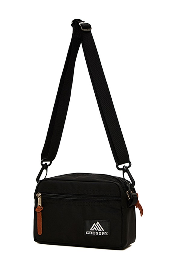 그레고리(Gregory) 패디드 숄더 파우치 S - 블랙(08J29122)는 미니멀하고 캐주얼한 스타일을 추구하는 여성에게 적합한 숄더백입니다. 나일론 소재로 제작되어 튼튼하며, 블랙 컬러와 로고 패턴이 세련된 느낌을 줍니다. 가방 내부에 실용적인 수납공간이 마련되어 있으며, 조절 가능한 스트랩으로 크로스백 형태로도 활용 가능합니다. 사각형 디자인에 지퍼 잠금 방식으로 소지품을 안전하게 보관할 수 있어 일상과 여행에서 모두 유용하게 사용할 수 있습니다. 스몰 사이즈로 휴대성이 뛰어나 데일리백으로 활용하기 좋습니다.
