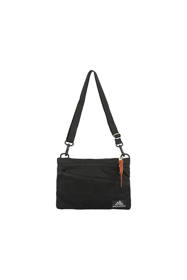 그레고리 사코슈 M - 블랙(07J29163)는 여성용 미디엄 사이즈 사코슈입니다. 블랙 컬러의 나일론 소재로 제작되었으며, 캐주얼 및 스포티한 스타일을 연출합니다. 사각 모양에 로고 패턴이 특징이며, 스냅 버튼 잠금 방식과 메쉬 포켓, 핸들을 갖추어 실용성을 더했습니다. 일상 또는 아웃도어 활동에 적합하며, 크로스백 형태로 편리하게 사용 가능합니다. 메인 수납공간과 추가 포켓이 있어 수납력을 높였습니다.
