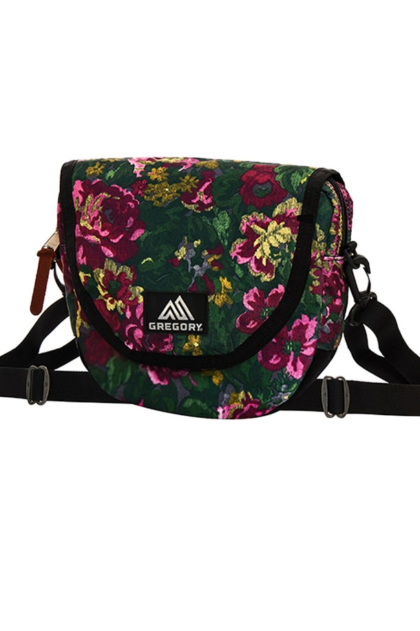 그레고리 래핑 숄더 크로스백 - GARDEN TAPESTRY(08J12422)는 플라워 프린트가 돋보이는 미디엄 사이즈의 여성 크로스백입니다. 그린, 핑크, 블랙 세 가지 색상으로 출시되었으며, 폴리에스테르 소재로 제작되어 가볍고 내구성이 뛰어나며, 내부 포켓과 전면 수납 공간, D링 부착, 보강된 바닥면으로 실용성을 더했습니다. 2.5L 용량으로 넉넉한 수납이 가능하며, 지퍼형 잠금 방식으로 소지품을 안전하게 보관할 수 있어 데이트룩, 쇼핑룩 등 캐주얼, 걸리시, 미니멀 스타일을 즐겨 입는 여성에게 적합합니다.
