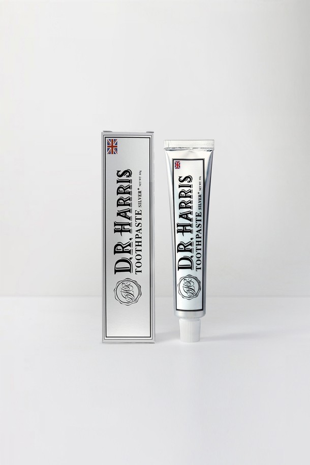 디알해리스 은치약 60g은 99.9% 순은과 천연 성분을 함유하여 항균, 충치 예방, 구취 제거, 치태 제거, 치주 질환 예방에 도움을 주는 여행용 치약입니다. 플루오르화나트륨, 페퍼민트 오일, 녹차 추출물, 로즈마리 추출물, 라벤더꽃수, 카렌듈라 추출물, 카모마일 추출물 등 다양한 성분이 함유되어 있으며, 유기농 인증, 안전성분 인증, 피부 독성 ZERO 인증, 은 함량 인증을 받았습니다. ABL 튜브 포장으로 위생적이며, 실온 보관(1-30도)이 가능하고 6세 이하 어린이는 완두콩 크기로 사용할 것을 권장합니다.
