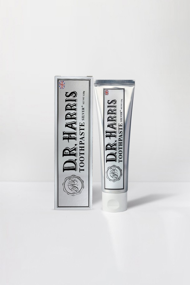 디알해리스 은치약 120g 1개는 항균, 구취 제거, 충치 예방, 치태 제거, 치주 질환 예방에 도움을 주는 치약입니다. 99.9% 순은과 치과용 실리카, 불화나트륨, 토코페릴아세테이트, 자일리톨, 녹차추출물, 라벤더꽃수, 로즈마리추출물, 캘린듈라추출물, 카모마일추출물 등 다양한 천연 성분을 함유하고 있습니다. 천연 페퍼민트 오일을 사용하여 상쾌한 사용감을 선사하며, ABL 튜브를 사용하여 위생적으로 사용할 수 있습니다. 6세 이하 어린이는 완두콩 크기만큼 사용하고, 사용 중 자극이 발생하면 사용을 중단하고 치과 상담을 받으십시오. 실온(1-30°C)에서 보관하고, 어린이의 손이 닿지 않는 곳에 보관하세요.
