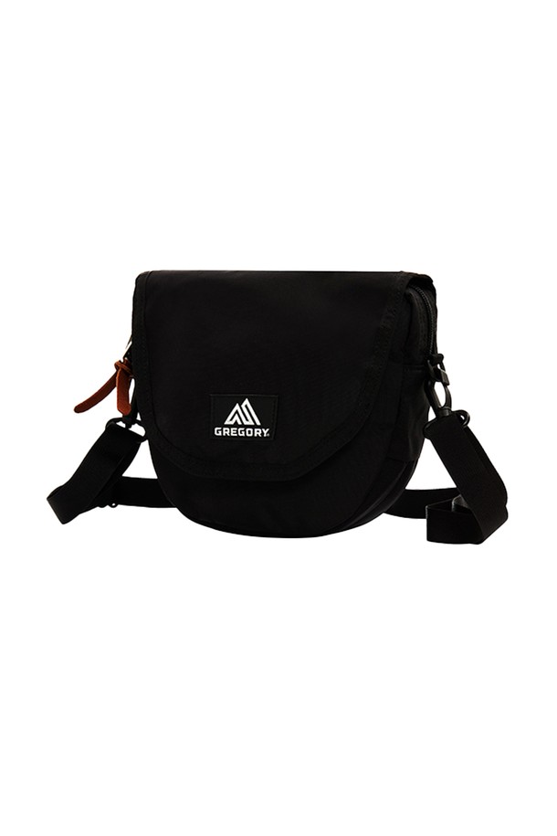 그레고리 래핑 숄더 크로스백 - 블랙 (08J29421)은 여성용 미디엄 사이즈 크로스백입니다. 블랙 컬러의 무지(無地) 디자인에 플랩과 디링 장식이 돋보이며, 나일론 소재로 제작되어 내구성이 뛰어납니다. 2.5L 용량으로 넉넉한 수납이 가능하며, 내부 포켓과 플랩형 잠금 방식으로 실용성을 더했습니다.