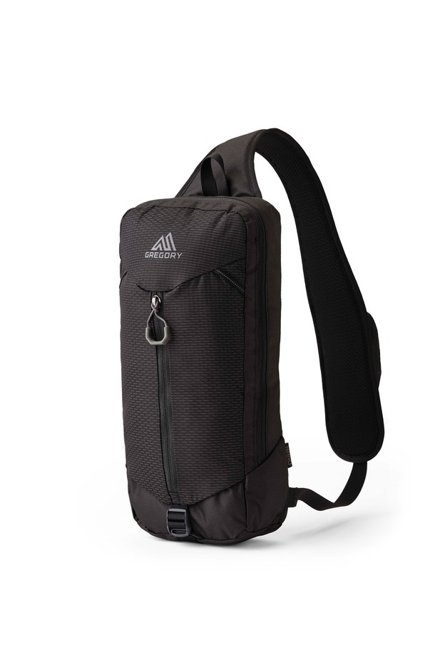 나노 슬링백 - OPTIC BLACK 아웃도어 가방 (43J69042)은 미디엄 사이즈, 무지 디자인의 남성용 슬링백입니다. 블랙 컬러의 나일론 소재로 제작되어 튼튼하고, 가볍게 사용하기 좋습니다. 가방은 사각 형태로, 지퍼로 잠금 방식을 채택하여 소지품을 안전하게 보호합니다. 일상 및 아웃도어 활동에 적합하며, 크로스백 또는 슬링백 형태로 착용 가능하며, 사이즈 조절이 가능합니다. 미니멀, 시티보이 스타일을 연출하기에 좋습니다.
